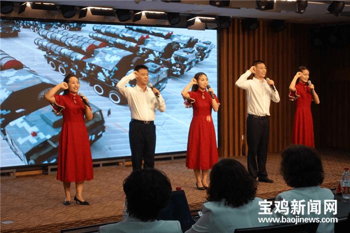 卢卡申科走路一瘸一拐 确认脚受伤无缘冰球赛